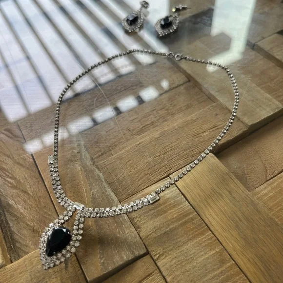 Free People 💗 necklace and earrings rhinestone and crystal set - Picture 2 of 7